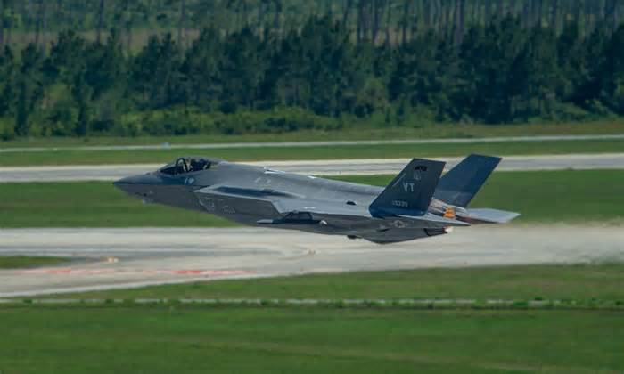 Mỹ bố trí thêm F-35, phi cơ cứu nạn gần Venezuela