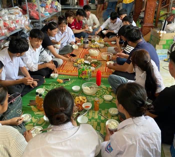 Cơm trưa, chỗ nghỉ miễn phí: Nghĩa tình mùa thi từ vợ chồng vùng núi