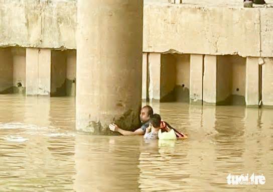 Ô tô đâm xe máy rơi sông, 3 người chết: Tài xế là cán bộ ban quản lý dự án tỉnh