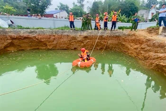 Camera ghi khoảnh khắc xe máy lao xuống hố tử thần trong đêm tại Bắc Kạn