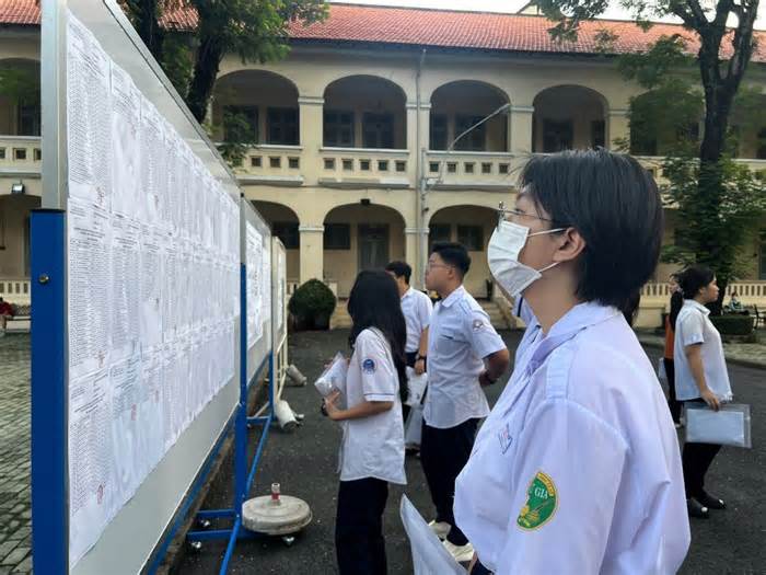 Phòng thi bị dột do mưa lớn, thí sinh được bù giờ làm bài