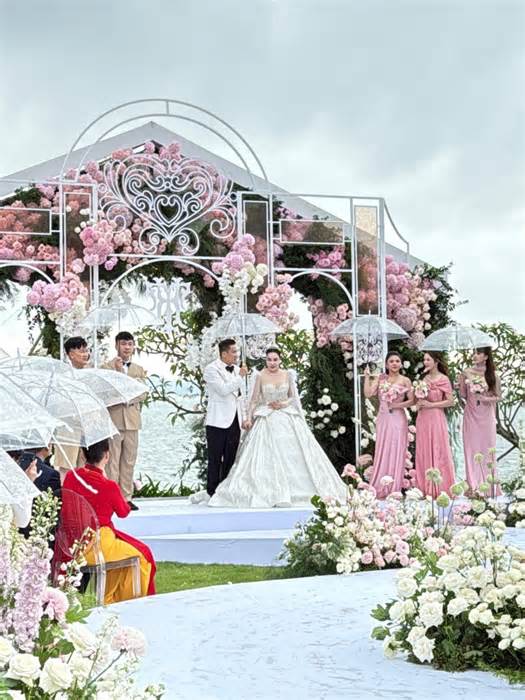 Hồ Quỳnh Hương hôn chồng doanh nhân dưới mưa
