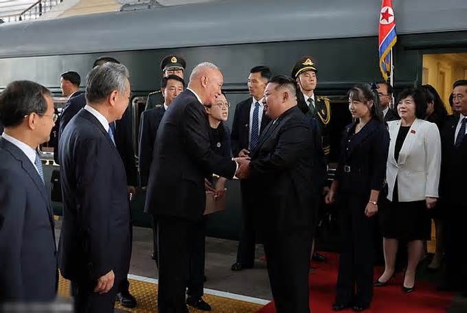 Con gái 13 tuổi của Kim Jong-un cùng cha dự diễu binh ở Trung Quốc