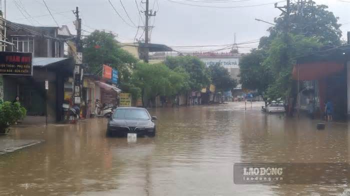 Phố núi Thái Nguyên giao thông bị chia cắt do ngập sâu