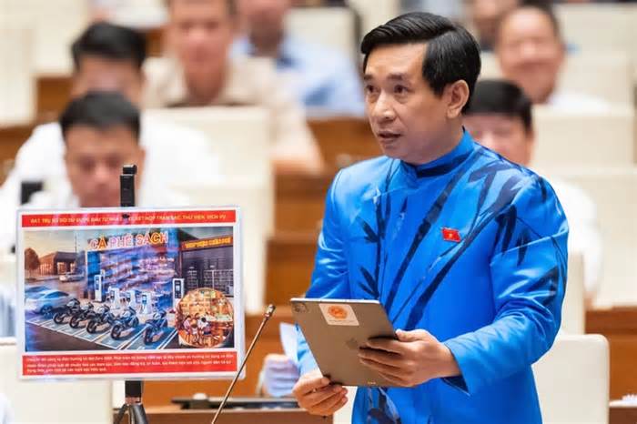 Mặc áo dài cách tân, đại biểu Nguyễn Văn Cảnh 'hiến kế' dùng trụ sở dôi dư làm nơi đỗ xe công cộng