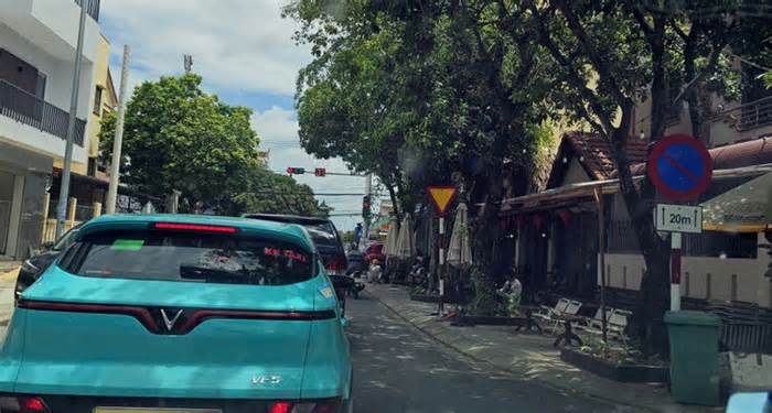 Biển báo cấm dừng cắm ngay đèn giao thông, đèn đỏ dân vừa dừng vừa sợ bị phạt