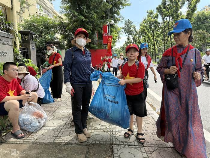 Ở lại nhặt rác sau tổng duyệt diễu binh