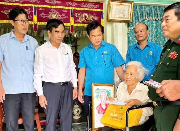 Liên đoàn Lao động TP Huế tri ân các Mẹ Việt Nam anh hùng