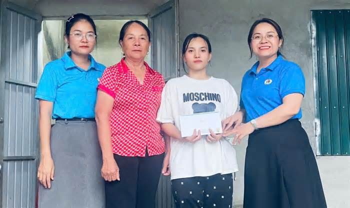 Công đoàn xã Thăng Bình hỗ trợ con em đoàn viên bị ảnh hưởng bão số 10