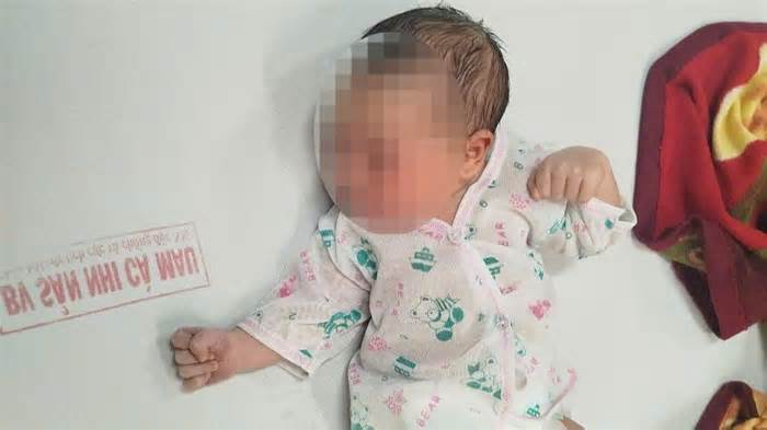 Nghe tiếng khóc trong túi ni lông trên ghế đá, phát hiện trẻ sơ sinh còn nguyên dây rốn