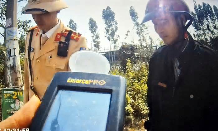 Lái xe uống rượu say nằm ngủ ở lề đường bị phạt kịch khung