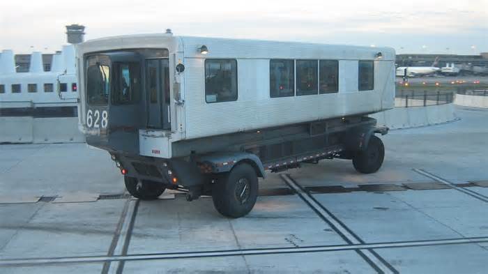 Xe chở khách lao vào sảnh sân bay Mỹ, 18 người bị thương