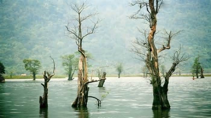Đến Hà Giang ngắm hồ Noong - chốn 'bồng lai' giữa cao nguyên đá