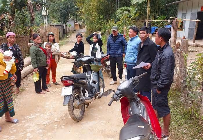 Băng rừng, vượt núi vào bản 'kéo' học sinh trở lại trường