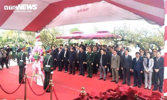 Thủ tướng Phạm Minh Chính ghi lưu bút tưởng nhớ cố Thủ tướng Phạm Văn Đồng