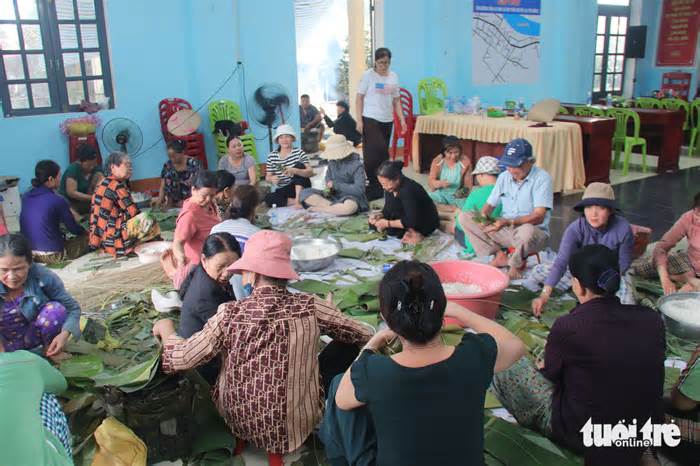 Người dân Đà Nẵng gói bánh tét, làm thịt ngâm nước mắm gửi tặng vùng lũ miền Bắc