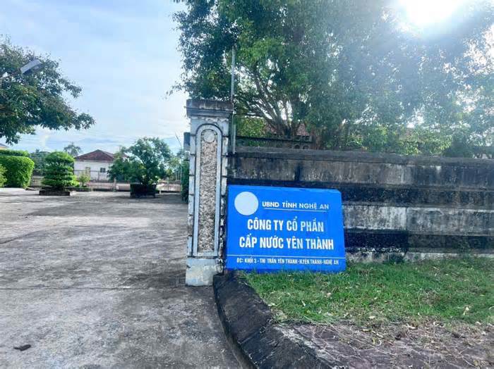 Nghe điện thoại trong giờ làm việc, một kế toán viên có nguy cơ mất việc