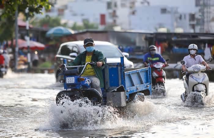 Hơn 20 tuyến đường ở TP.HCM có nguy cơ ngập do triều cường vượt mức báo động hôm nay