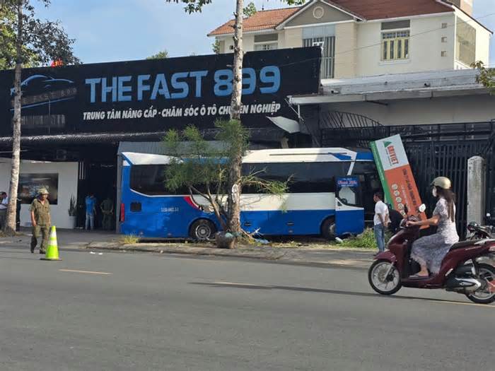 Xe chở 34 học sinh tông vào cổng nhà dân ở Cần Thơ