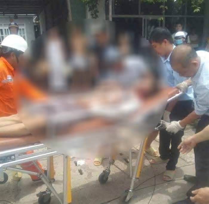 Người đàn ông nghi bị điện giật rơi từ trụ điện xuống đất ở Đồng Nai
