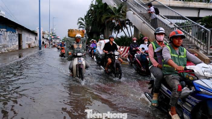 Những khu vực sắp mưa dông ở TPHCM, đỉnh triều lịch sử kết thúc khi nào?