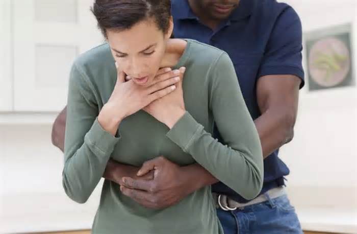 Vì sao người cao tuổi khi ăn dễ bị mắc nghẹn và cách xử trí?