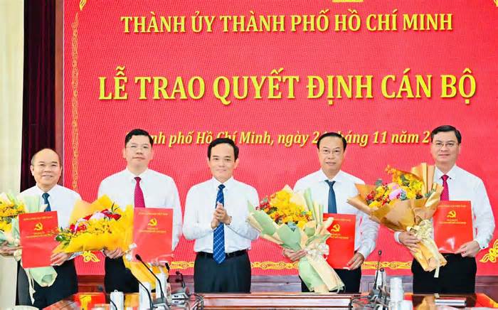 Bí thư Trần Lưu Quang trao quyết định cho 4 lãnh đạo chủ chốt HĐND và UBND TPHCM