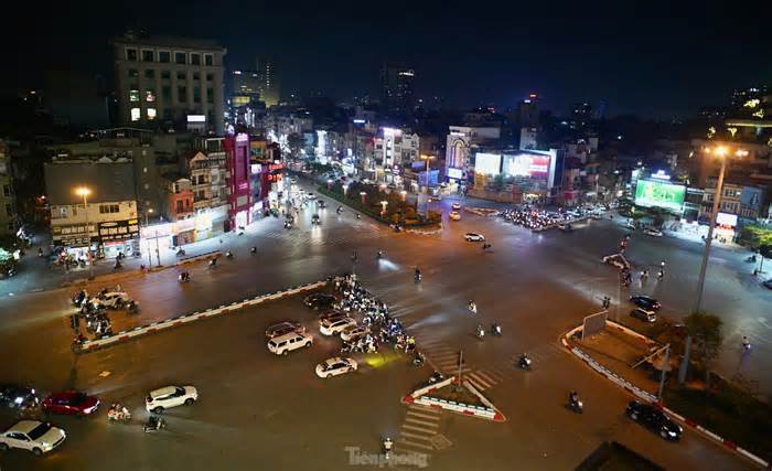 Hình ảnh khác lạ của giao thông Hà Nội trong đêm rét 10 độ