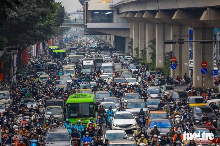 Bụi đường, xe cộ ùn tắc khiến không khí ô nhiễm đến 'ngộp thở'