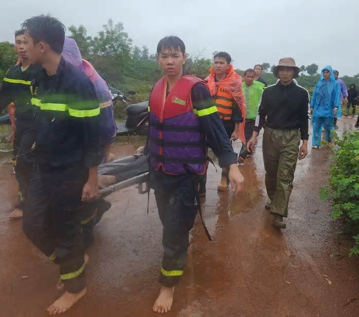 Đi qua đập tràn, cả gia đình bị lũ cuốn, người vợ tử vong