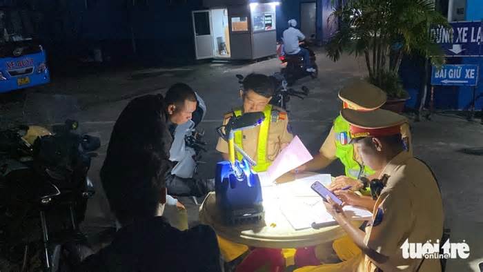 Chạy xe phân khối lớn từ Vĩnh Long sang Đồng Tháp để ăn lẩu ếch, bị cảnh sát bắt giữ