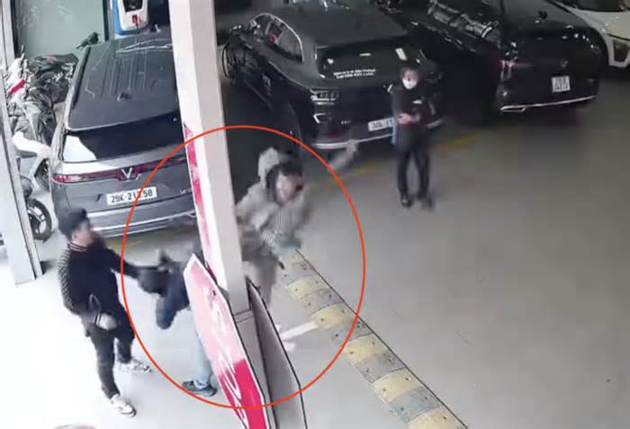 Xác minh tài xế bị người đàn ông 'tung cước' đạp thẳng vào đầu ở Hà Nội