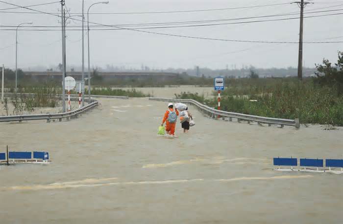 Vùng trũng miền Trung bị ngập lụt, chia cắt