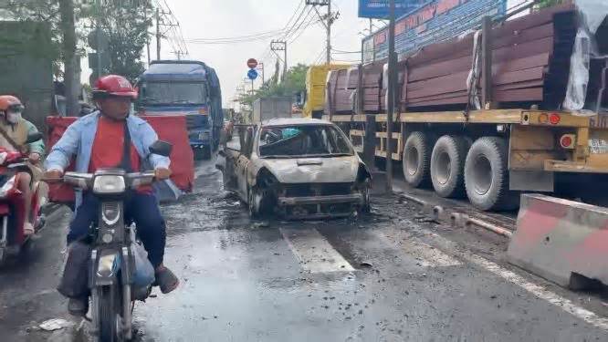 Xe ôtô 5 chỗ bốc cháy dữ dội trên phố gây ùn tắc kéo dài