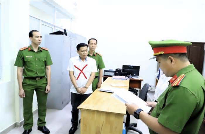 Bắt cán bộ 'bảo kê' xây dựng trái phép, cản trở tiến độ cao tốc Biên Hòa