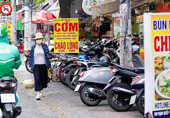 Dẹp nạn lấn chiếm vỉa hè: Bạn đọc Tuổi Trẻ đề xuất các giải pháp