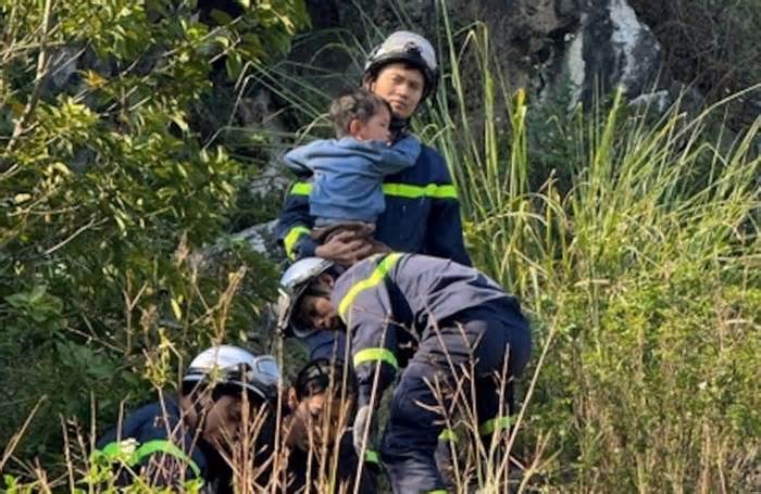 Công an Hà Nội giải cứu 2 cháu bé trượt chân rơi xuống hố sâu khi đi dã ngoại