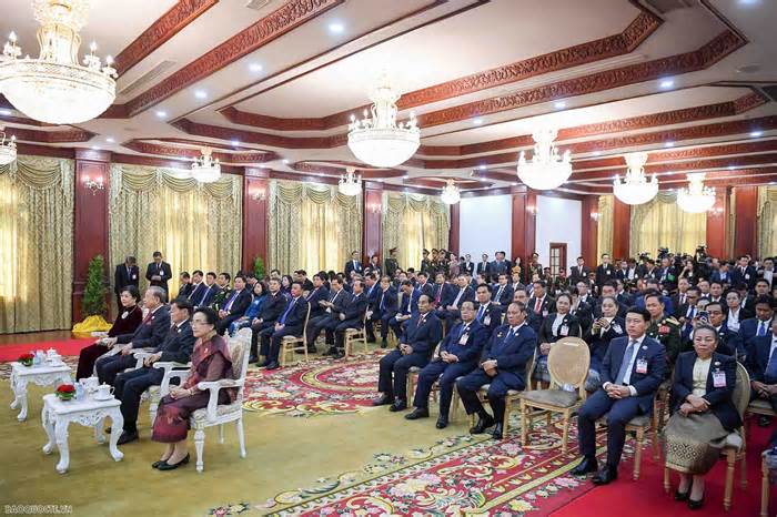 Tổng Bí thư, Chủ tịch nước Lào trao Huân chương Vàng Quốc gia Lào cho Tổng Bí thư Tô Lâm