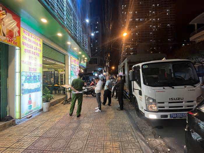 Đoàn kiểm tra làm việc với quán bị tố 'chặt chém' ở Nha Trang