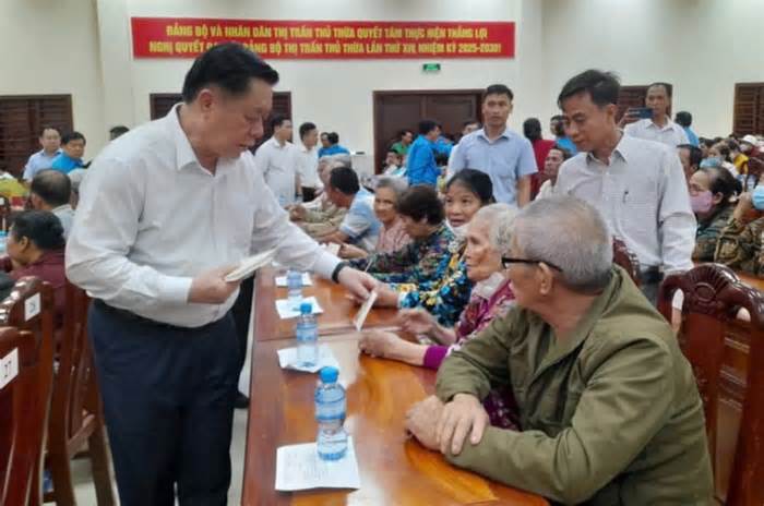 Trưởng Ban Tuyên giáo Trung ương trao quà Tết tại Long An