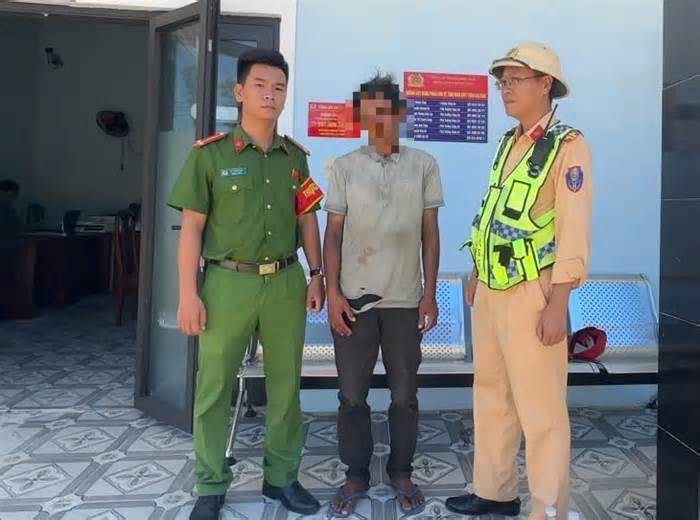 Người đàn ông đạp xe lạc vào cao tốc được CSGT giúp đỡ