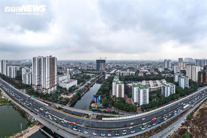 Người dân trở lại Hà Nội sớm, cao tốc Pháp Vân - Cầu Giẽ tắc dài hơn 2km