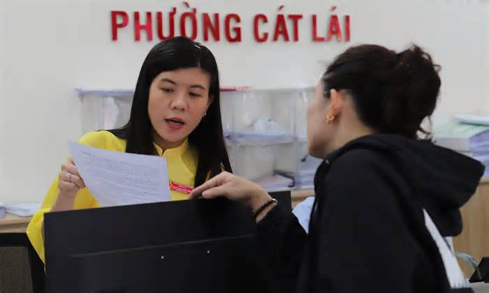 Phường, xã TP HCM chật vật vì 'thừa cán bộ nhưng thiếu người có chuyên môn'
