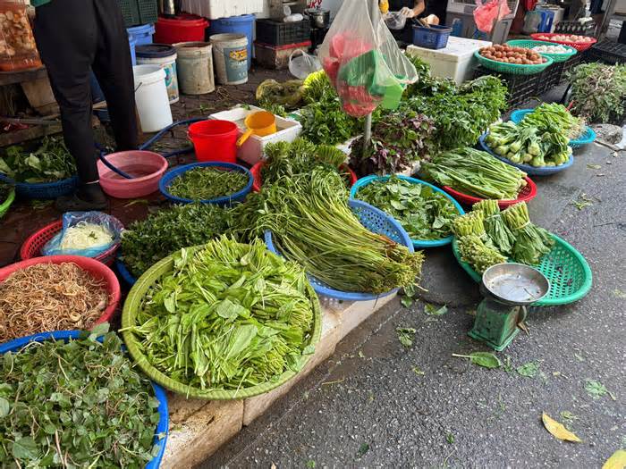 Rau xanh ở chợ tăng giá gấp đôi sau bão Bualoi