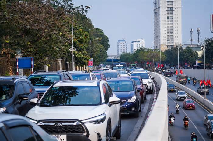 Giao thông Thủ đô 'căng như dây đàn' trong ngày làm việc cuối cùng