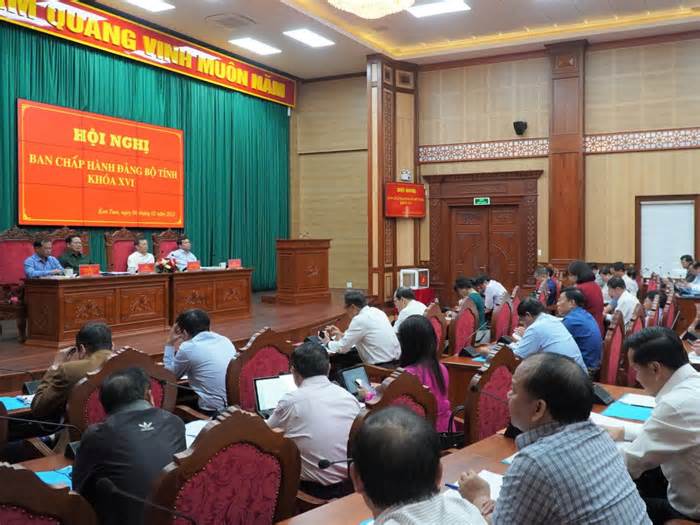 Hàng loạt giám đốc, phó giám đốc sở ở Kon Tum xin nghỉ hưu trước tuổi