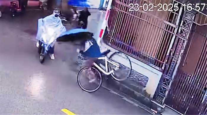 Vừa chạy xe đạp vừa cầm dù: có bị xử phạt không?