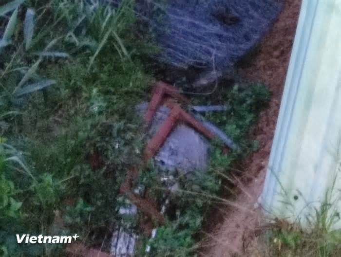 Sườn núi xuất hiện vết nứt dài 50m, Bộ Chỉ huy Quân sự Đà Nẵng khẩn cấp di dời 9 hộ dân