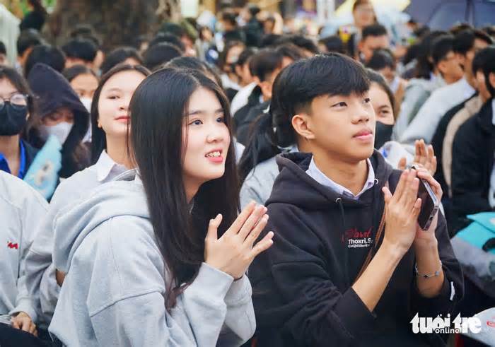 Tư vấn tuyển sinh tại Khánh Hòa: 'Nóng' tại gian tư vấn các trường quân đội, Đại học Quốc gia TP.HCM