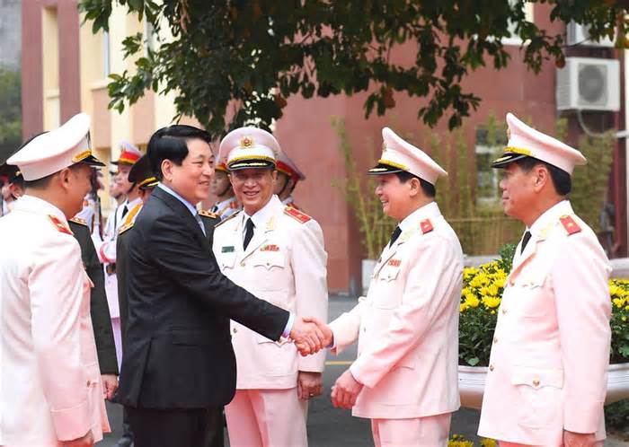 Chủ tịch nước Lương Cường thăm, chúc Tết Bộ Tư lệnh Cảnh vệ và Bộ Tư lệnh Cảnh sát cơ động